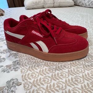 Reebok Red and White Classic Sneakers Women’s Reebok Forte lounger